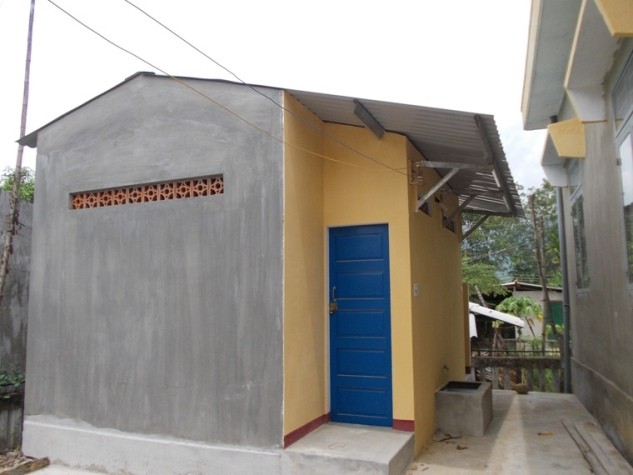 Công trình nhà vệ sinh mới được xây dựng ại Trường Trung học cơ sở Long Hiệp (huyện miền núi Minh Long, tỉnh Quảng Ngãi)